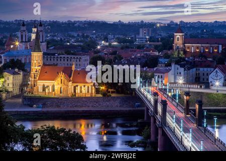 Kaunas, Litauen: Panorama bei Nacht von der Aleksotas Aussichtsplattform Stockfoto