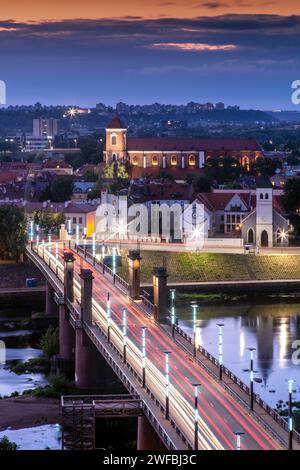 Kaunas, Litauen: Panorama bei Nacht von der Aleksotas Aussichtsplattform Stockfoto