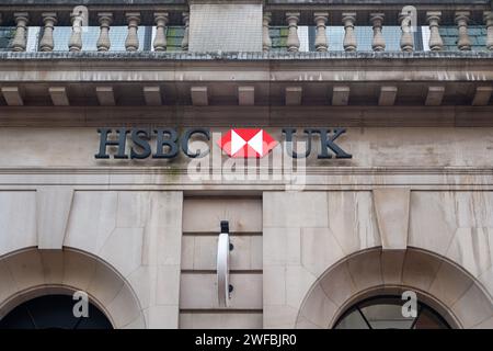 Maidenhead, Großbritannien. Januar 2024. Eine Filiale der HSBC UK Bank in Maidenhead High Street, Berkshire. HSBC wurde von der Bank of England mit einer Geldstrafe in Höhe von 57 Mio. £ belegt, weil sie „schwerwiegende Versäumnisse“ hinsichtlich ihrer Maßnahmen zum Schutz von Kundeneinlagen hatte. Die Prudential Regulation Authority (PRA) der Bank erklärte, dass die Bank es versäumt habe, Einlagen, die für das britische Financial Services Compensation Scheme in Frage kommen, genau zu identifizieren. Im Rahmen des Systems sind Kundeneinlagen bis zu einem Wert von 85 000 £ geschützt. HSBC sagte, es sei froh, die „historische Angelegenheit“ gelöst zu haben. Quelle: Maureen McLean/Alamy Live News Stockfoto