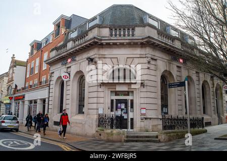 Maidenhead, Großbritannien. Januar 2024. Eine Filiale der HSBC UK Bank in Maidenhead High Street, Berkshire. HSBC wurde von der Bank of England mit einer Geldstrafe in Höhe von 57 Mio. £ belegt, weil sie „schwerwiegende Versäumnisse“ hinsichtlich ihrer Maßnahmen zum Schutz von Kundeneinlagen hatte. Die Prudential Regulation Authority (PRA) der Bank erklärte, dass die Bank es versäumt habe, Einlagen, die für das britische Financial Services Compensation Scheme in Frage kommen, genau zu identifizieren. Im Rahmen des Systems sind Kundeneinlagen bis zu einem Wert von 85 000 £ geschützt. HSBC sagte, es sei froh, die „historische Angelegenheit“ gelöst zu haben. Quelle: Maureen McLean/Alamy Live News Stockfoto