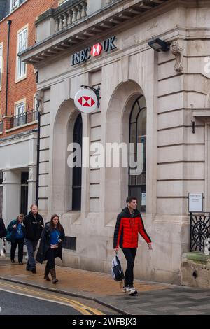 Maidenhead, Großbritannien. Januar 2024. Eine Filiale der HSBC UK Bank in Maidenhead High Street, Berkshire. HSBC wurde von der Bank of England mit einer Geldstrafe in Höhe von 57 Mio. £ belegt, weil sie „schwerwiegende Versäumnisse“ hinsichtlich ihrer Maßnahmen zum Schutz von Kundeneinlagen hatte. Die Prudential Regulation Authority (PRA) der Bank erklärte, dass die Bank es versäumt habe, Einlagen, die für das britische Financial Services Compensation Scheme in Frage kommen, genau zu identifizieren. Im Rahmen des Systems sind Kundeneinlagen bis zu einem Wert von 85 000 £ geschützt. HSBC sagte, es sei froh, die „historische Angelegenheit“ gelöst zu haben. Quelle: Maureen McLean/Alamy Live News Stockfoto