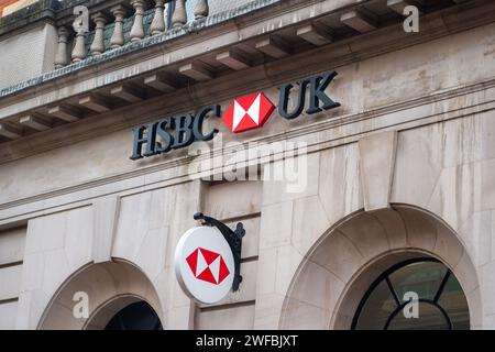 Maidenhead, Großbritannien. Januar 2024. Eine Filiale der HSBC UK Bank in Maidenhead High Street, Berkshire. HSBC wurde von der Bank of England mit einer Geldstrafe in Höhe von 57 Mio. £ belegt, weil sie „schwerwiegende Versäumnisse“ hinsichtlich ihrer Maßnahmen zum Schutz von Kundeneinlagen hatte. Die Prudential Regulation Authority (PRA) der Bank erklärte, dass die Bank es versäumt habe, Einlagen, die für das britische Financial Services Compensation Scheme in Frage kommen, genau zu identifizieren. Im Rahmen des Systems sind Kundeneinlagen bis zu einem Wert von 85 000 £ geschützt. HSBC sagte, es sei froh, die „historische Angelegenheit“ gelöst zu haben. Quelle: Maureen McLean/Alamy Live News Stockfoto