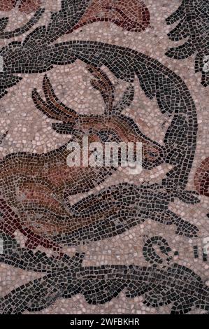 Antilope mit vier Hörnern, Tetracerus quadrocornis. Detail des spätrömischen Bodenmosaiks im Peristil an das TriClinium (Speisesaal) in der Villa Romana del Casale, Piazza Armerina, Sizilien, Italien. Die vierhörnige Antilope ist in Indien beheimatet (ebenso wie der Tiger, der an anderer Stelle in der Villa abgebildet ist). Stockfoto