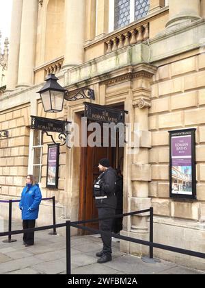 Eintritt zu den Römischen Bädern, Bath Somerset mit Wachmann und Besucherführer. Stockfoto
