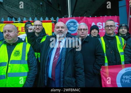 London, England, Großbritannien. 30. Januar 2024. Der Generalsekretär der ASLEF union MICK WHELAN wird an der Streiklinie vor dem Bahnhof Waterloo gesehen, als die Zugführer in Südostengland Streiks starten. (Kreditbild: © Tayfun Salci/ZUMA Press Wire) NUR REDAKTIONELLE VERWENDUNG! Nicht für kommerzielle ZWECKE! Quelle: ZUMA Press, Inc./Alamy Live News Stockfoto