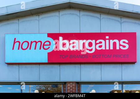 Unterschreiben Sie eine Filiale des britischen Sortenladens Home Schnäppchen. Stockfoto