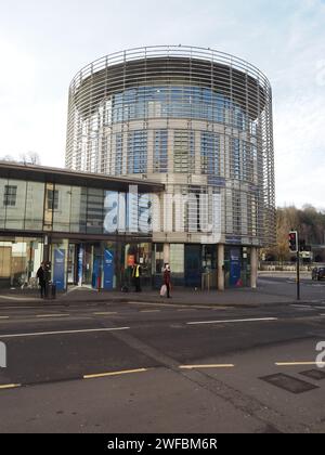 Blick auf den Busbahnhof von Bath. Modernistische Architektur aus Beton und Glas mit Edelstahlrahmen. Stockfoto