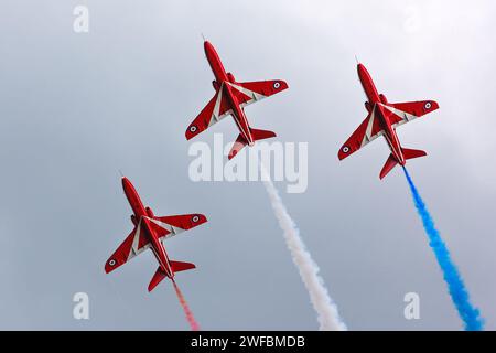 Die Royal Airforce Red Arrows Hawk T1 Jet Aircraft führen während einer Kunstflugschau in Gloucestershire, England, einen Fliegenflug durch Stockfoto