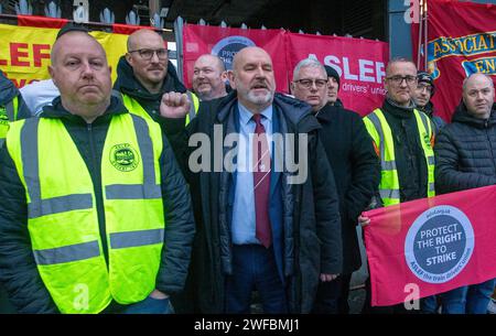 London, England, Großbritannien. 30. Januar 2024. Der Generalsekretär der ASLEF union MICK WHELAN wird an der Streiklinie vor dem Bahnhof Waterloo gesehen, als die Zugführer in Südostengland Streiks starten. (Kreditbild: © Tayfun Salci/ZUMA Press Wire) NUR REDAKTIONELLE VERWENDUNG! Nicht für kommerzielle ZWECKE! Quelle: ZUMA Press, Inc./Alamy Live News Stockfoto