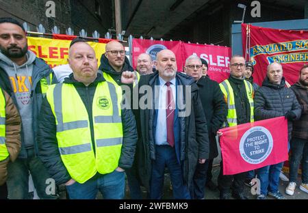 London, England, Großbritannien. 30. Januar 2024. Der Generalsekretär der ASLEF union MICK WHELAN wird an der Streiklinie vor dem Bahnhof Waterloo gesehen, als die Zugführer in Südostengland Streiks starten. (Kreditbild: © Tayfun Salci/ZUMA Press Wire) NUR REDAKTIONELLE VERWENDUNG! Nicht für kommerzielle ZWECKE! Quelle: ZUMA Press, Inc./Alamy Live News Stockfoto