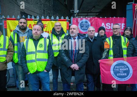 London, England, Großbritannien. 30. Januar 2024. Der Generalsekretär der ASLEF union MICK WHELAN wird an der Streiklinie vor dem Bahnhof Waterloo gesehen, als die Zugführer in Südostengland Streiks starten. (Kreditbild: © Tayfun Salci/ZUMA Press Wire) NUR REDAKTIONELLE VERWENDUNG! Nicht für kommerzielle ZWECKE! Quelle: ZUMA Press, Inc./Alamy Live News Stockfoto