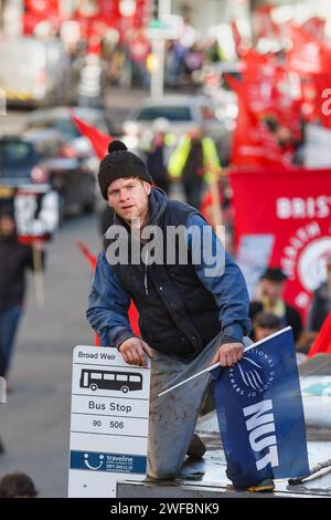 Bristol 30-11-2011 Proteste im öffentlichen Dienst werden mit Fahnen und Plakaten dargestellt, während sie an einem protestmarsch und einer Kundgebung teilnehmen. Stockfoto