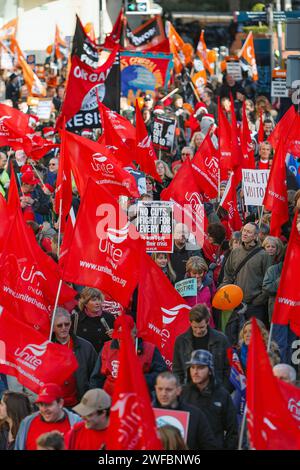 Bristol 30-11-2011 Proteste im öffentlichen Dienst der gewerkschaft Unite sind mit Fahnen zu sehen, wenn sie an einem protestmarsch und einer Kundgebung teilnehmen. Stockfoto