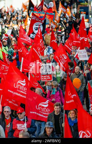 Bristol 30-11-2011 Proteste im öffentlichen Dienst der gewerkschaft Unite sind mit Fahnen zu sehen, wenn sie an einem protestmarsch und einer Kundgebung teilnehmen. Stockfoto