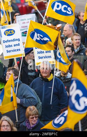 Bristol 30-11-2011- Proteste im öffentlichen Dienst der Gewerkschaft PCS werden mit Fahnen dargestellt, während sie an einem protestmarsch und einer Kundgebung teilnehmen. Stockfoto