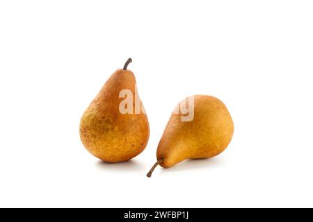 Zwei reife saftige Birnenfrüchte mit weichem Schatten isoliert auf weißem Hintergrund mit Schnittpfad. Stockfoto