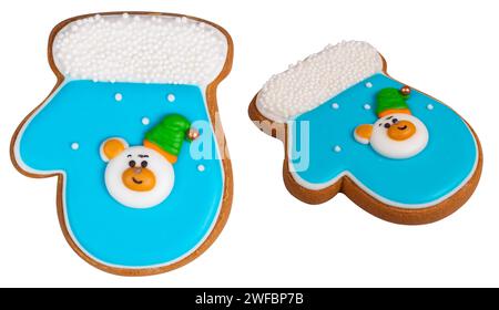 Blauer Weihnachtskuchenkekse in Fäustform auf weißem Hintergrund, flacher Lay. Stockfoto
