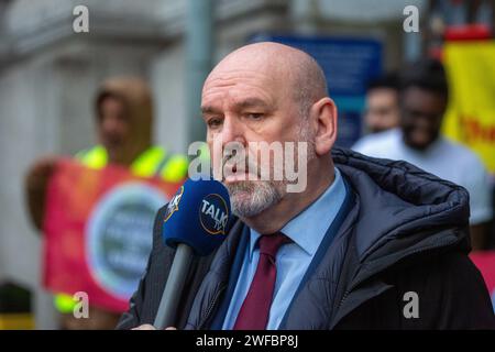 London, England, Großbritannien. 30. Januar 2024. Der Generalsekretär der ASLEF union MICK WHELAN wird an der Streiklinie vor dem Bahnhof Waterloo gesehen, als die Zugführer in Südostengland Streiks starten. (Kreditbild: © Tayfun Salci/ZUMA Press Wire) NUR REDAKTIONELLE VERWENDUNG! Nicht für kommerzielle ZWECKE! Quelle: ZUMA Press, Inc./Alamy Live News Stockfoto