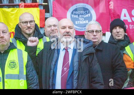 London, England, Großbritannien. 30. Januar 2024. Der Generalsekretär der ASLEF union MICK WHELAN wird an der Streiklinie vor dem Bahnhof Waterloo gesehen, als die Zugführer in Südostengland Streiks starten. (Kreditbild: © Tayfun Salci/ZUMA Press Wire) NUR REDAKTIONELLE VERWENDUNG! Nicht für kommerzielle ZWECKE! Quelle: ZUMA Press, Inc./Alamy Live News Stockfoto