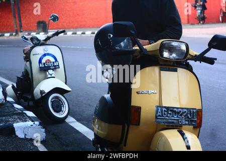 Vorderansicht des klassischen Rollers vespa, der am Straßenrand geparkt ist Stockfoto