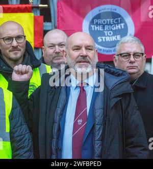 London, England, Großbritannien. 30. Januar 2024. Der Generalsekretär der ASLEF union MICK WHELAN wird an der Streiklinie vor dem Bahnhof Waterloo gesehen, als die Zugführer in Südostengland Streiks starten. (Kreditbild: © Tayfun Salci/ZUMA Press Wire) NUR REDAKTIONELLE VERWENDUNG! Nicht für kommerzielle ZWECKE! Quelle: ZUMA Press, Inc./Alamy Live News Stockfoto