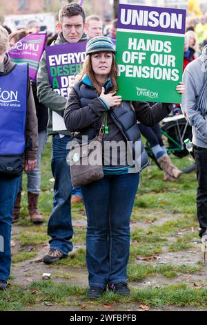 Demonstranten mit Plakat sind bei einem Streik, Renten- und Lohnprotest in Bristol, Großbritannien 30/11/2011, abgebildet Stockfoto