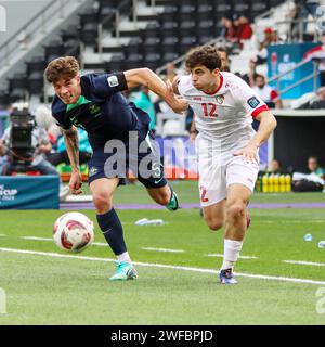 Doha, Katar. Januar 2024. Jordan Bos von Australien und Ammar Ramadan von Syrien während des AFC Asian Cup Qatar 2023, Gruppe B Fußball Spiel zwischen Syrien und Australien am 18. Januar 2024 im Jassim bin Hamad Stadium in Doha, Katar - Foto Najeeb Almahboobi/TheMiddleFrame/DPPI Credit: DPPI Media/Alamy Live News Stockfoto