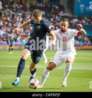 Doha, Katar. Januar 2024. Cameron Burgess aus Australien und Ibrahim Hesar aus Syrien während des AFC Asian Cup Qatar 2023, Gruppe B Fußball Spiel zwischen Syrien und Australien am 18. Januar 2024 im Jassim bin Hamad Stadium in Doha, Katar - Foto Najeeb Almahboobi/TheMiddleFrame/DPPI Credit: DPPI Media/Alamy Live News Stockfoto