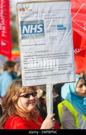 Demonstranten mit Plakat sind bei einem Streik, Renten- und Lohnprotest in Bristol, Großbritannien 30/11/2011, abgebildet Stockfoto