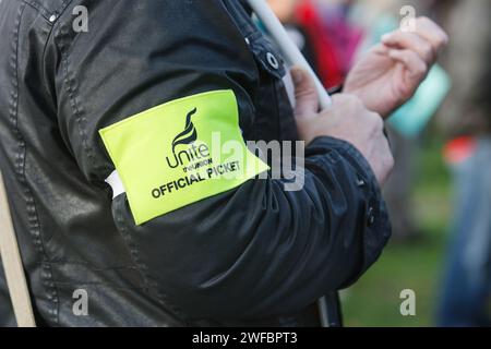 N30 Tag der Aktion Protest der Gewerkschaft des öffentlichen Sektors und Demonstration in Bristol. Ein Demonstrant trägt ein Unite union Armband. 30/11/11 Stockfoto