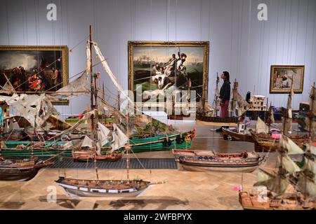 Die Royal Academy of Arts, London, Großbritannien. 30. Januar 2024. Verstrickte Pasten: 1768-Now: Art, Kolonialismus und Wandel Ausstellung. Mehr als 100 bedeutende zeitgenössische und historische Werke sind Teil eines Gesprächs über Kunst und ihre Rolle bei der Gestaltung von Narrative über Reich, Versklavung, Widerstand, Abschaffung und Kolonialismus – und wie sie dazu beitragen kann, Weichen für die Zukunft zu stellen. Die Ausstellung findet vom 3. Februar bis 28. April 2024 in den Hauptgalerien der RA statt. Bild: Hew Locke, Armada. Tate Collection. Quelle: Malcolm Park/Alamy Live News Stockfoto