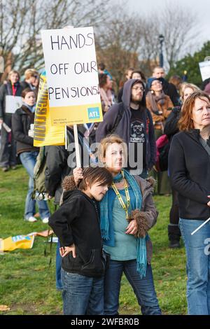 Demonstranten mit Plakat sind bei einem Streik, Renten- und Lohnprotest in Bristol, Großbritannien 30/11/2011, abgebildet Stockfoto