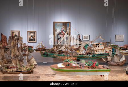 Die Royal Academy of Arts, London, Großbritannien. 30. Januar 2024. Verstrickte Pasten: 1768-Now: Art, Kolonialismus und Wandel Ausstellung. Mehr als 100 bedeutende zeitgenössische und historische Werke sind Teil eines Gesprächs über Kunst und ihre Rolle bei der Gestaltung von Narrative über Reich, Versklavung, Widerstand, Abschaffung und Kolonialismus – und wie sie dazu beitragen kann, Weichen für die Zukunft zu stellen. Die Ausstellung findet vom 3. Februar bis 28. April 2024 in den Hauptgalerien der RA statt. Bild: Hew Locke, Armada. Tate Collection. Quelle: Malcolm Park/Alamy Live News Stockfoto