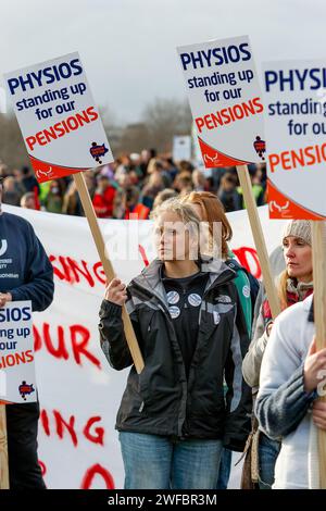 Demonstranten mit Plakat sind bei einem Streik, Renten- und Lohnprotest in Bristol, Großbritannien 30/11/2011, abgebildet Stockfoto