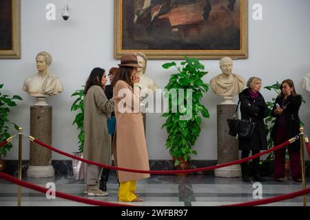 Roma, Italien. 30. Januar 2024. Foto Valentina Stefanelli/LaPresse - 30 01.01.2024 - Roma, Italia - Cronaca - Camera ardente di Sandra Milo in Campidoglio. Nella foto Caterina Balivo Foto Valentina Stefanelli/LaPresse - 30.01.2024 - Rom, Italien - Nachrichten - Sandra Milos Trauerkammer im Campidoglio. Auf dem Foto der Sarg im Protomoteca-Raum im Campidoglio Caterina Balivo Credit: LaPresse/Alamy Live News Stockfoto