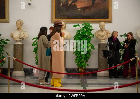 Roma, Italien. 30. Januar 2024. Foto Valentina Stefanelli/LaPresse - 30 01.01.2024 - Roma, Italia - Cronaca - Camera ardente di Sandra Milo in Campidoglio. Nella foto Caterina Balivo Foto Valentina Stefanelli/LaPresse - 30.01.2024 - Rom, Italien - Nachrichten - Sandra Milos Trauerkammer im Campidoglio. Auf dem Foto der Sarg im Protomoteca-Raum im Campidoglio Caterina Balivo Credit: LaPresse/Alamy Live News Stockfoto