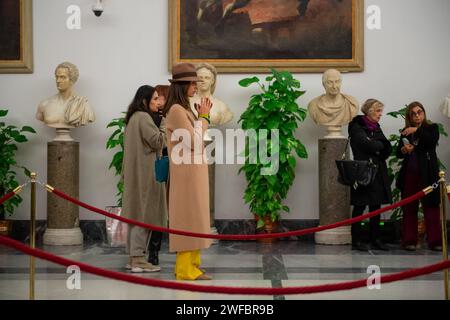 Roma, Italien. 30. Januar 2024. Foto Valentina Stefanelli/LaPresse - 30 01.01.2024 - Roma, Italia - Cronaca - Camera ardente di Sandra Milo in Campidoglio. Nella foto Caterina Balivo Foto Valentina Stefanelli/LaPresse - 30.01.2024 - Rom, Italien - Nachrichten - Sandra Milos Trauerkammer im Campidoglio. Auf dem Foto der Sarg im Protomoteca-Raum im Campidoglio Caterina Balivo Credit: LaPresse/Alamy Live News Stockfoto