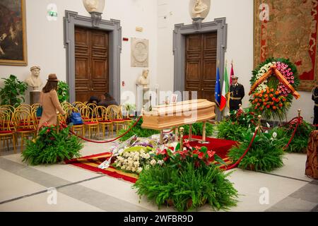 Roma, Italien. 30. Januar 2024. Foto Valentina Stefanelli/LaPresse - 30 01.01.2024 - Roma, Italia - Cronaca - Camera ardente di Sandra Milo in Campidoglio. Nella foto Caterina Balivo Foto Valentina Stefanelli/LaPresse - 30.01.2024 - Rom, Italien - Nachrichten - Sandra Milos Trauerkammer im Campidoglio. Auf dem Foto der Sarg im Protomoteca-Raum im Campidoglio Caterina Balivo Credit: LaPresse/Alamy Live News Stockfoto