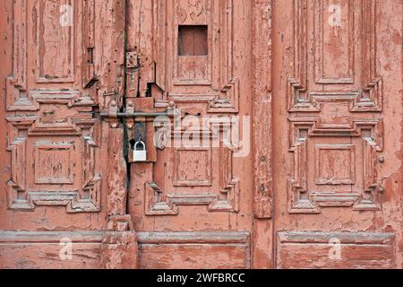 Neues Schloss an der alten geschlossenen Tür Stockfoto