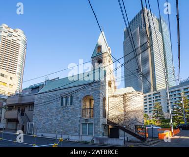 Tokyio, Japan. Januar 2024. Außenansicht einer kleinen katholischen Kirche im Stadtzentrum Stockfoto