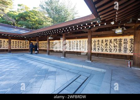 Tokio, Japan. Januar 2024. Die Gläubigen in den Innenhöfen des Meiji Shinto Tempels im Stadtzentrum Stockfoto