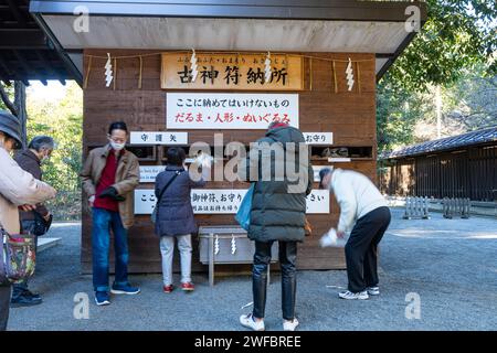 Tokio, Japan. Januar 2024. Die Gläubigen in den Innenhöfen des Meiji Shinto Tempels im Stadtzentrum Stockfoto