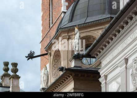 Außenfassade der Wawel-Kathedrale mit mittelalterlicher Statue und Wasserspeiern in Krakau Polen Stockfoto