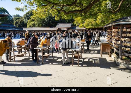 Tokio, Japan. Januar 2024. Die Gläubigen, wie sie die EMA-Tabletten schreiben, hölzerne Tafeln, auf denen die Gläubigen die Wünsche schreiben, an Th gerichtet zu werden Stockfoto