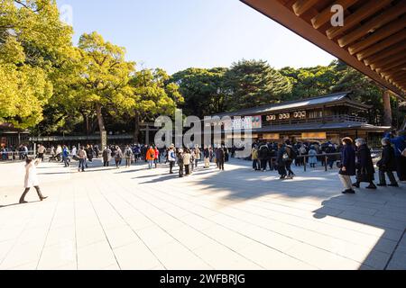 Tokio, Japan. Januar 2024. Die Gläubigen in den Innenhöfen des Meiji Shinto Tempels im Stadtzentrum Stockfoto