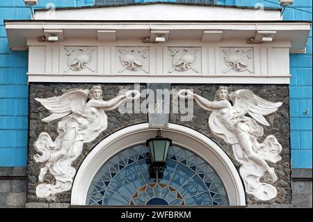 Bas Relief mit zwei Engeln an der Fassade des alten Gebäudes in Kiew, Ukraine Stockfoto