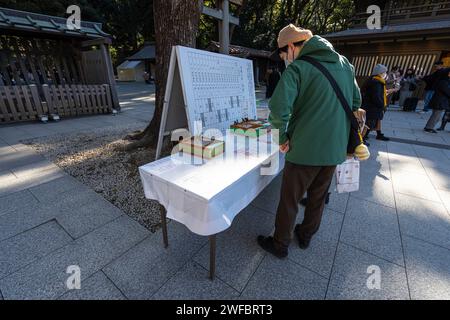 Tokio, Japan. Januar 2024. Die Gläubigen, die die Amulette im Innenhof des Meiji Shinto Tempels im Stadtzentrum kaufen Stockfoto