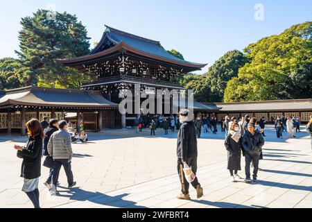 Tokio, Japan. Januar 2024. Die Gläubigen in den Innenhöfen des Meiji Shinto Tempels im Stadtzentrum Stockfoto