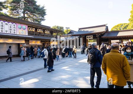 Tokio, Japan. Januar 2024. Die Gläubigen, die die Amulette im Innenhof des Meiji Shinto Tempels im Stadtzentrum kaufen Stockfoto