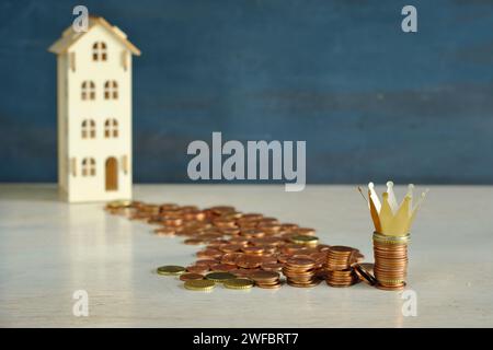 Geschäftskonzept von Immobilieninvestitionen, Einkommen, Immobilien, Immobilienmarkt. Modellhaus und Münzstapel, Norrow Focus, freier Kopierraum Stockfoto